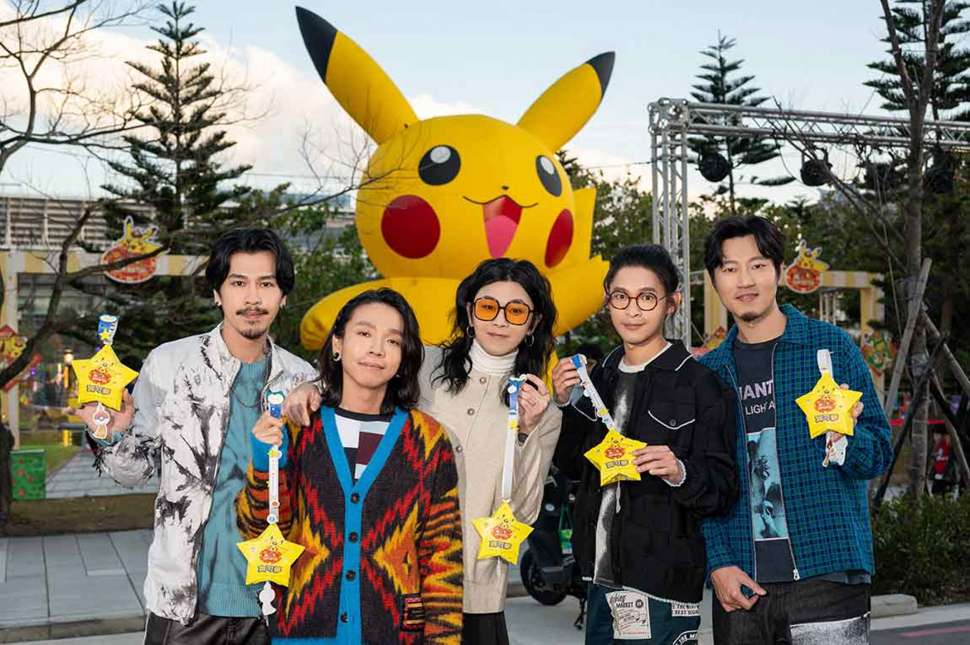 麋先生現身「2025台灣燈會在桃園」現場,與「皮卡丘」開心合影。(相信音樂提供)