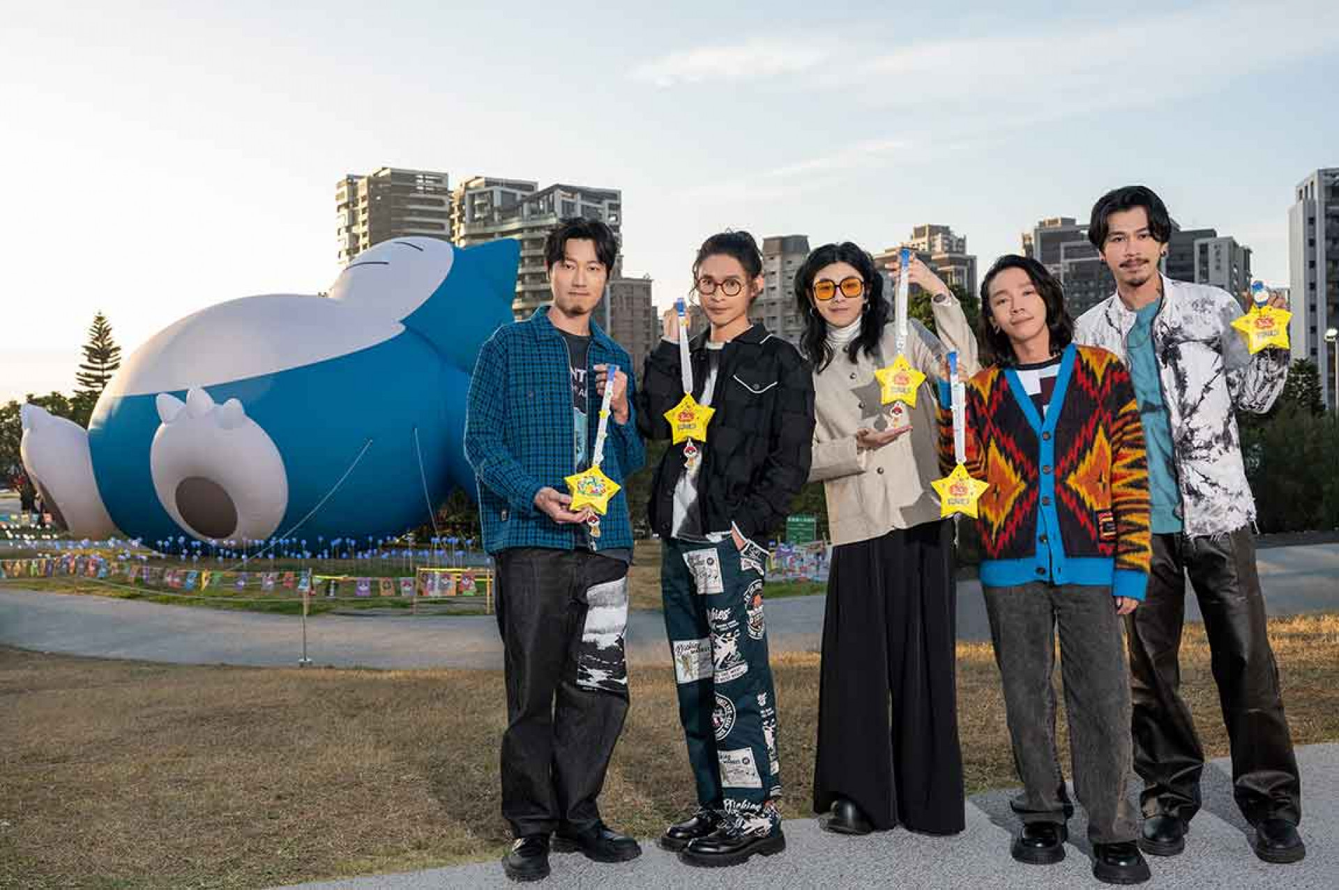 12公尺巨型「卡比獸」讓團員們童心爆發。（相信音樂提供）
