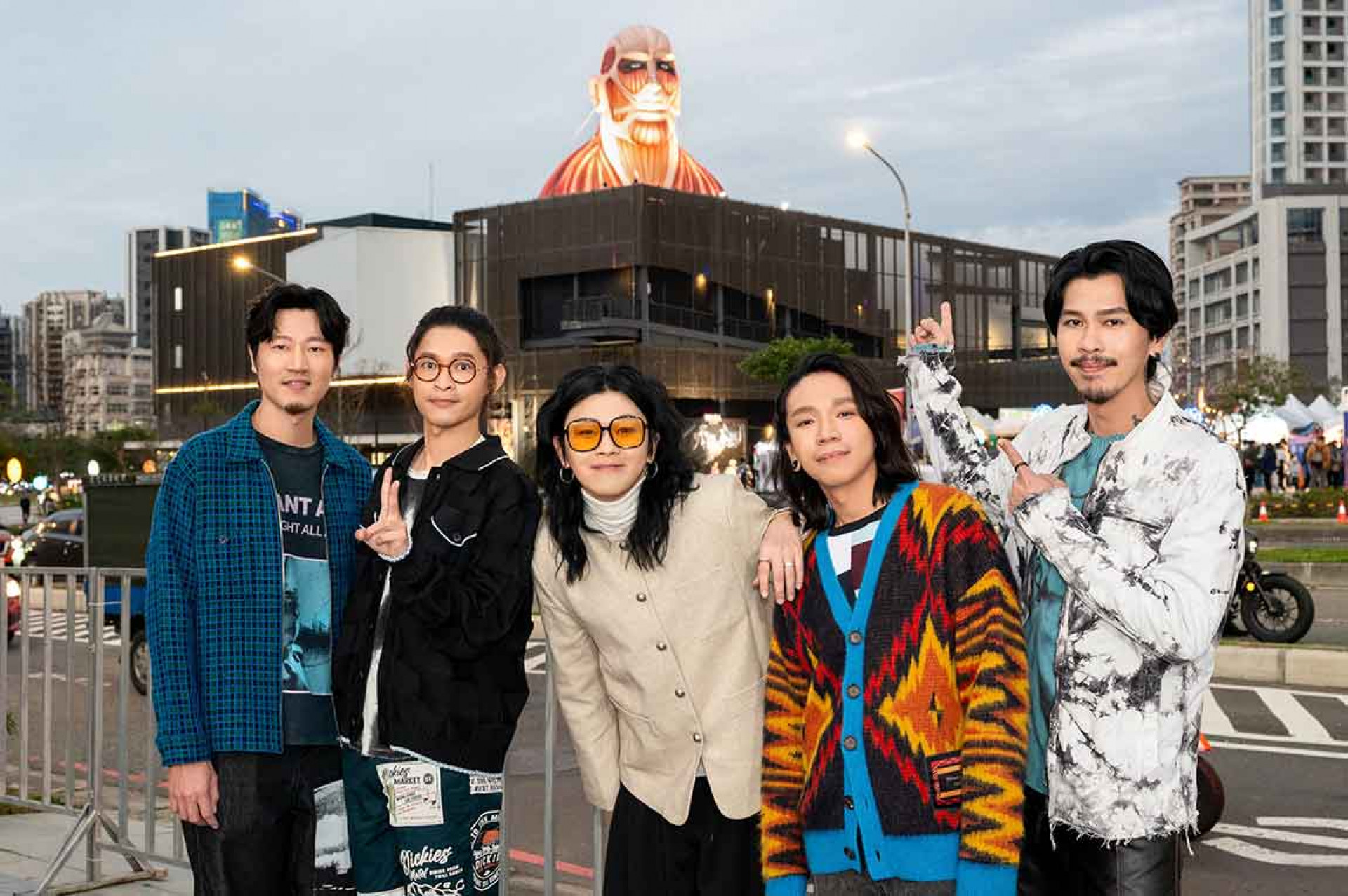 《進擊的巨人》「超大型巨人」現身街頭,麋先生驚呼震撼。(相信音樂提供)