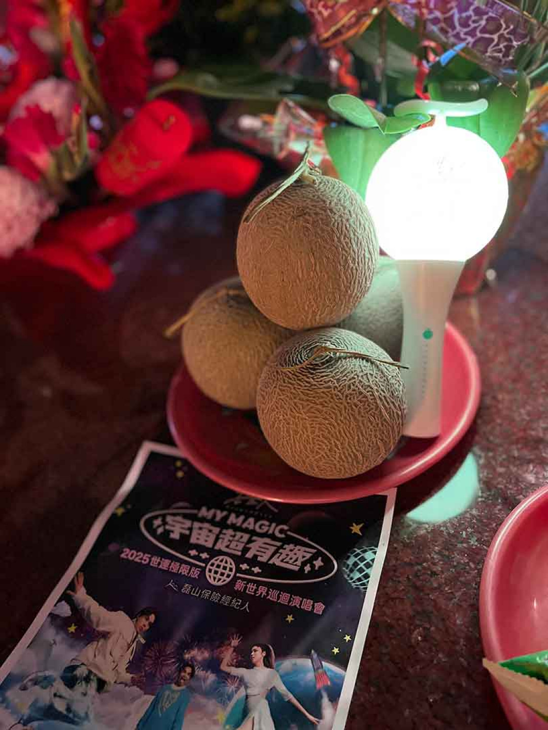 圖04:「哈密瓜」前往月老廟祈願,希望這份「甜蜜緣分」能夠幫助他們在開賣時手速爆發,牽起和告五人的紅線。(歌迷提供)