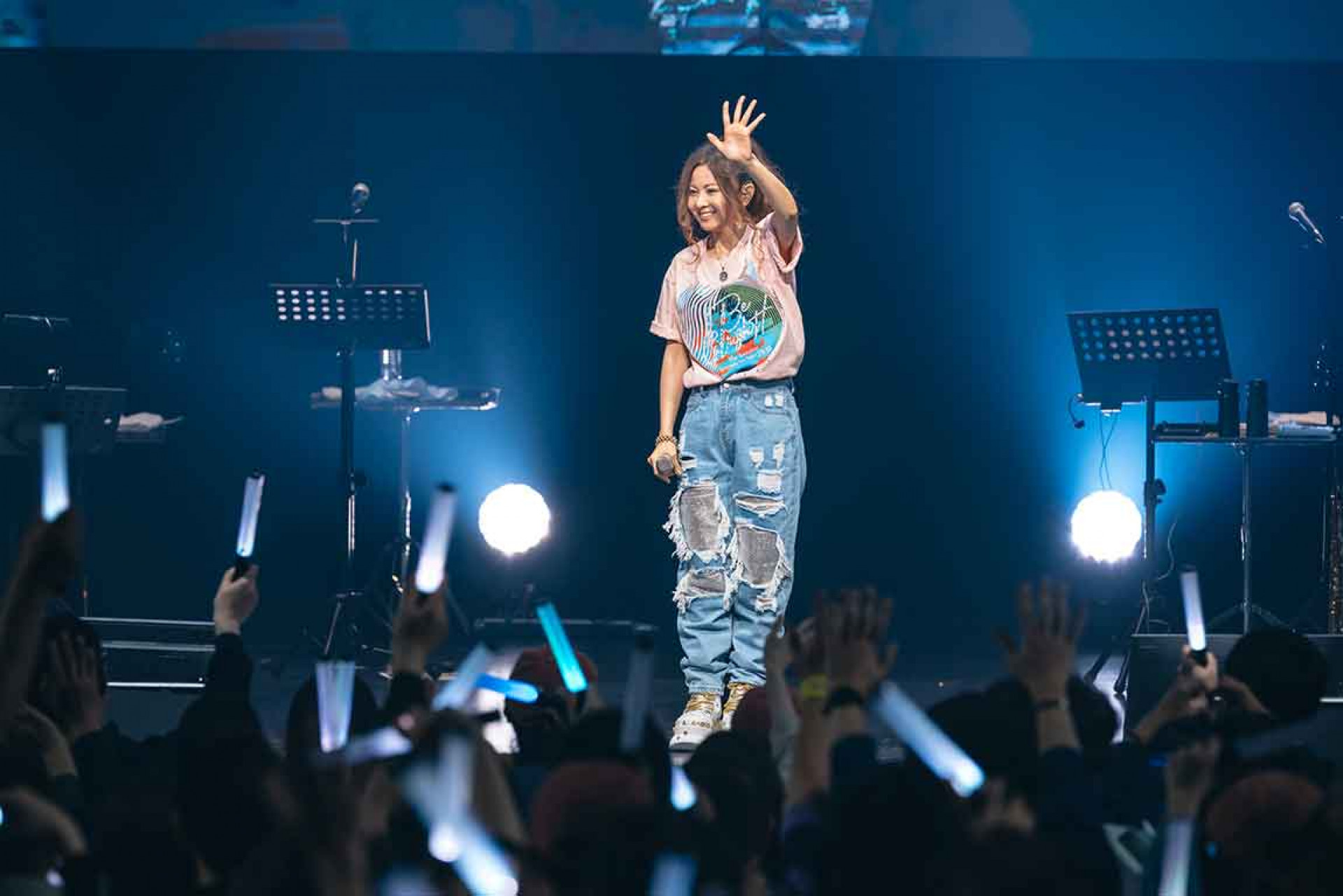 倉木麻衣以多套服裝展現不同魅力