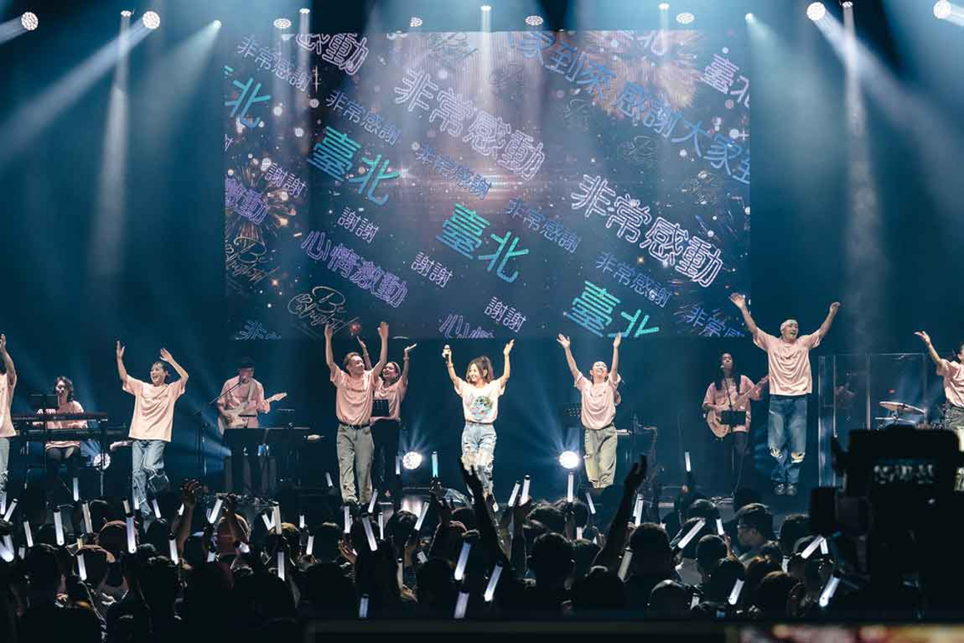向全場大聲喊出「我愛你」，為這兩場近140分的演出畫下完美句點。