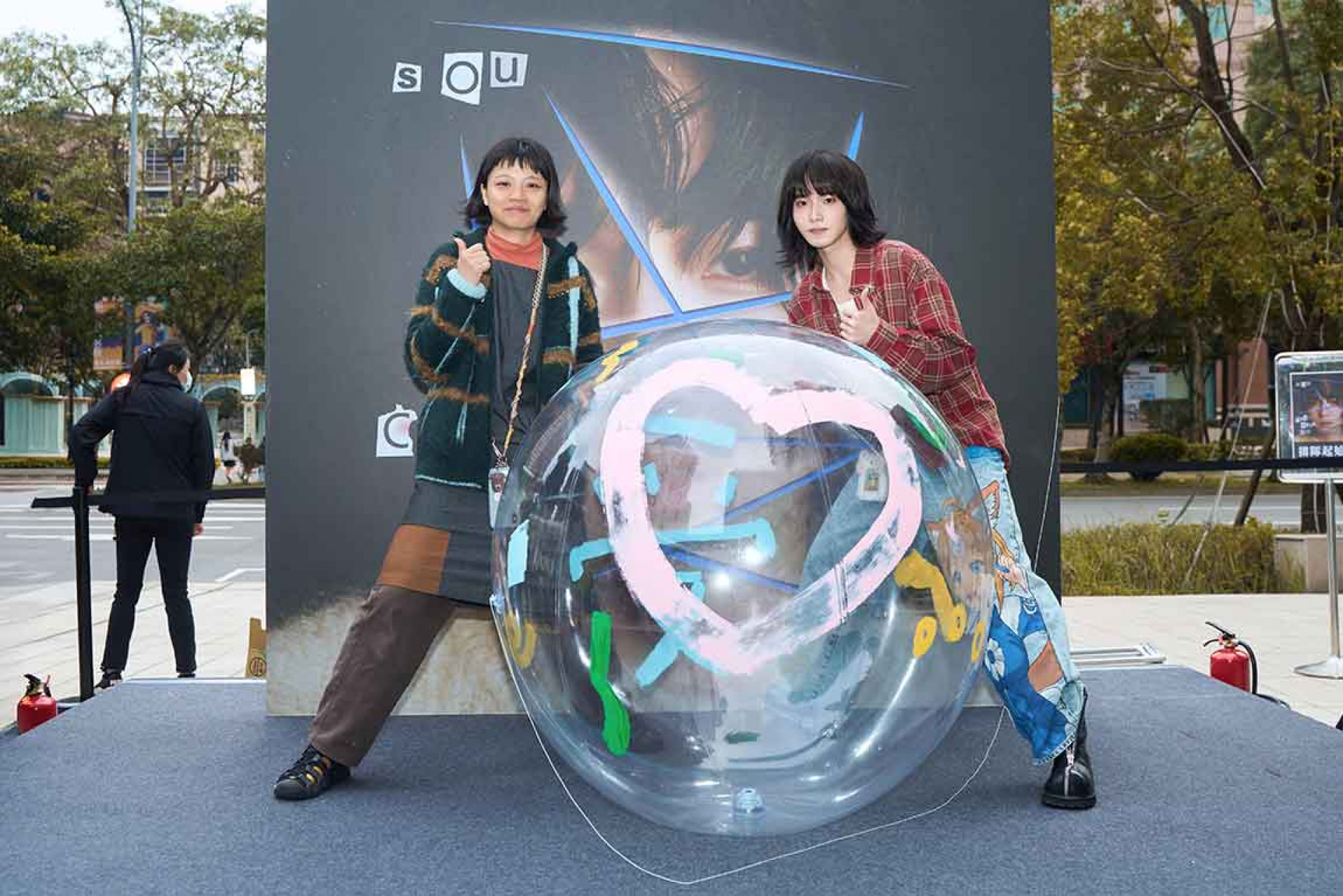 演唱新歌〈有一說一〉結合新銳藝術家親筆彩繪「受＋心」=「愛」