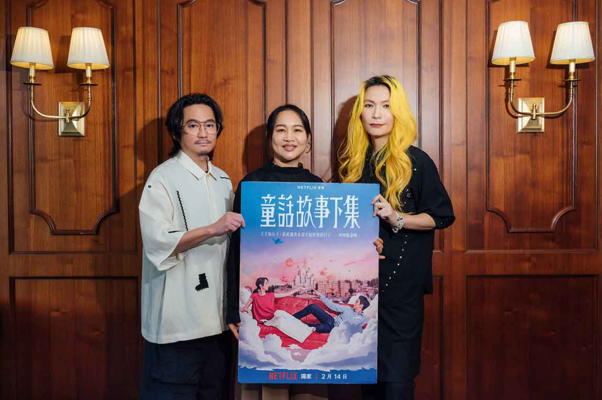 《童話故事下集》團隊對Tizzy Bac讚譽有加。中為導演李念修。(相信音樂提供)