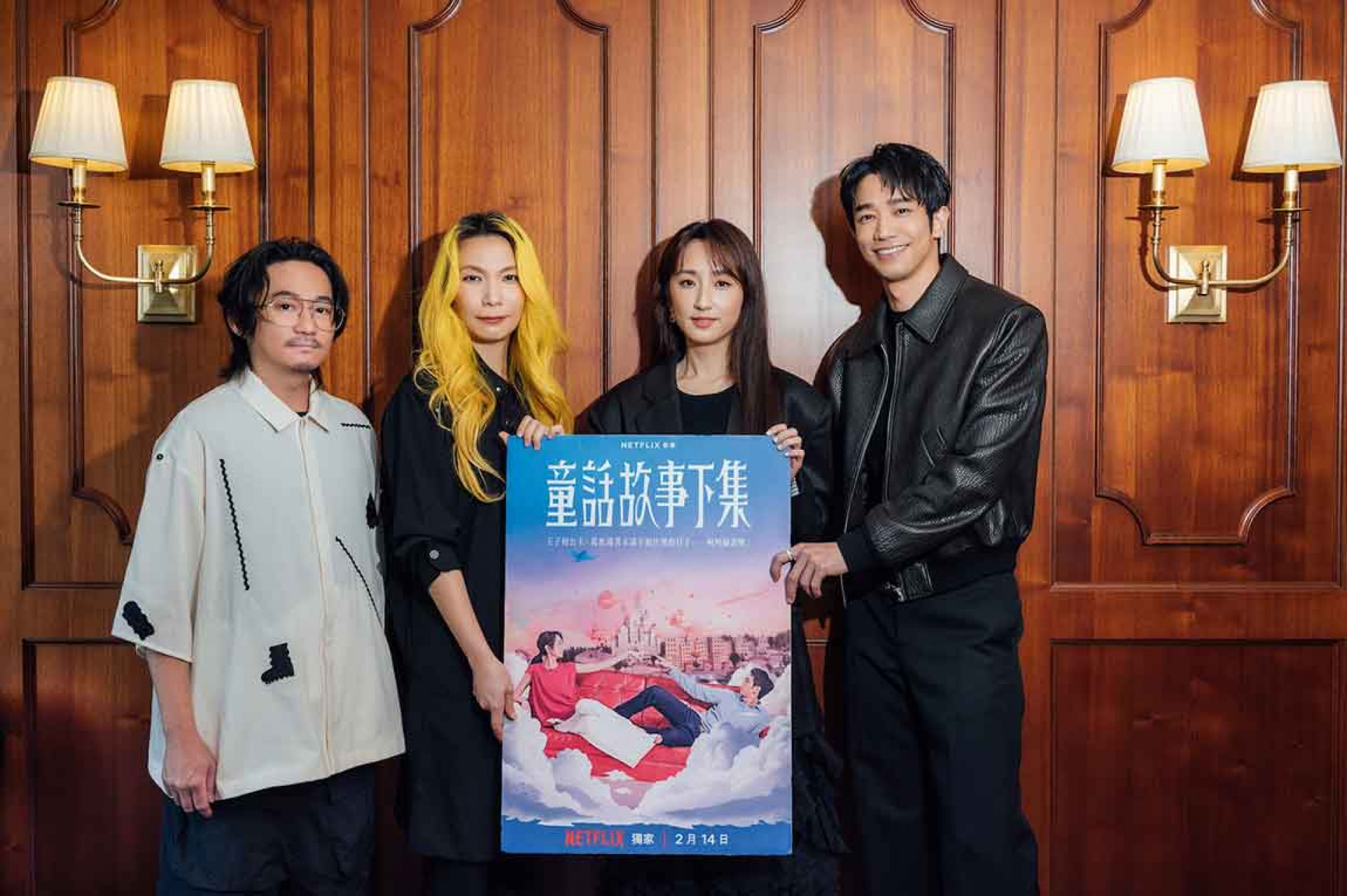 Tizzy Bac與《童話故事下集》主演柯佳嬿、劉以豪相見歡。（相信音樂提供）