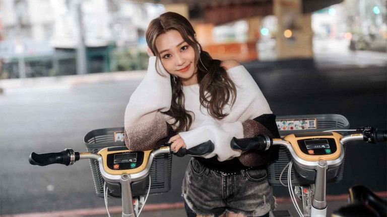 2025最佳告白單曲 艾薇 〈計算浪漫〉甜蜜上線！幫闖出名號的假牙開IG帳號 吸引數千名追蹤