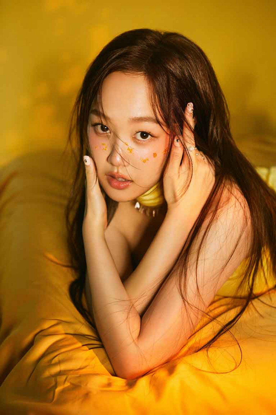 藉由歌聲釋放躁動思緒-真焦糖彩妝點綴臉頰-呼應專輯甜酷風格