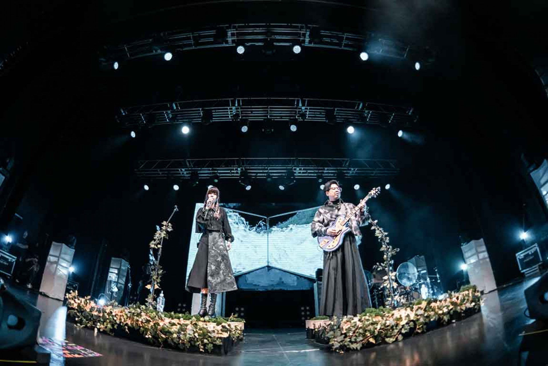 共收錄7首曲目，其中包含最新專輯中的作品〈蟬〉、〈囚犯〉等，還有樂迷不斷敲碗的經典之作