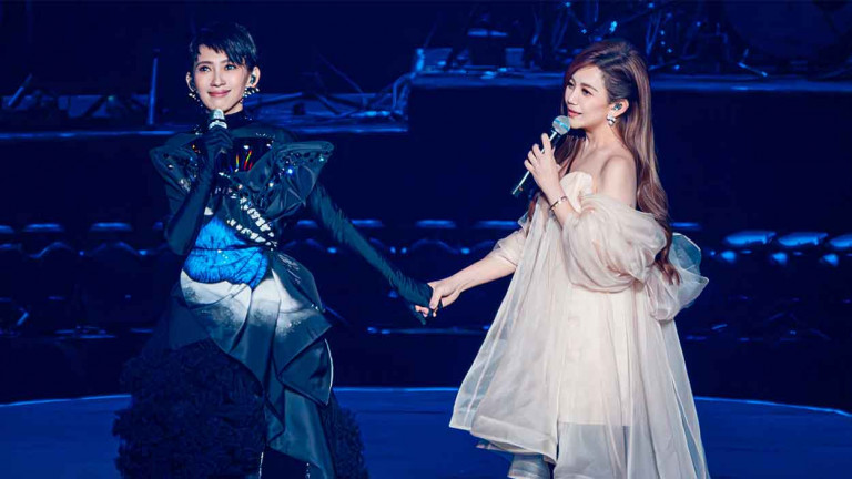 閨蜜發糖「菇呢」連線成功！梁靜茹驚喜現身演唱會與Penny戴佩妮對唱抱緊緊