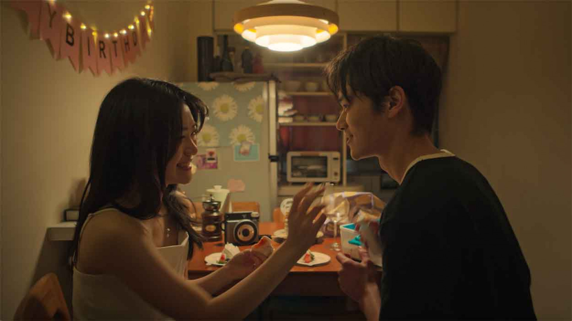 〈愛的多重宇宙〉MV以一鏡到底方式,細膩捕捉長久關係中的平凡與深情。(相信音樂提供)