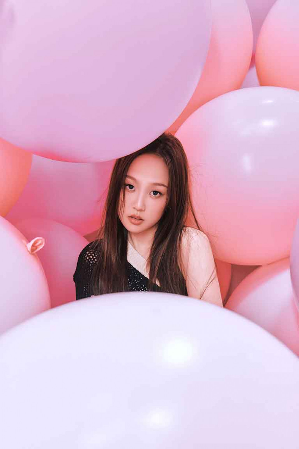 MV逐一刺破巨型氣球 安吉大膽上陣 面不改色面無表情 完美達到拍攝效果 