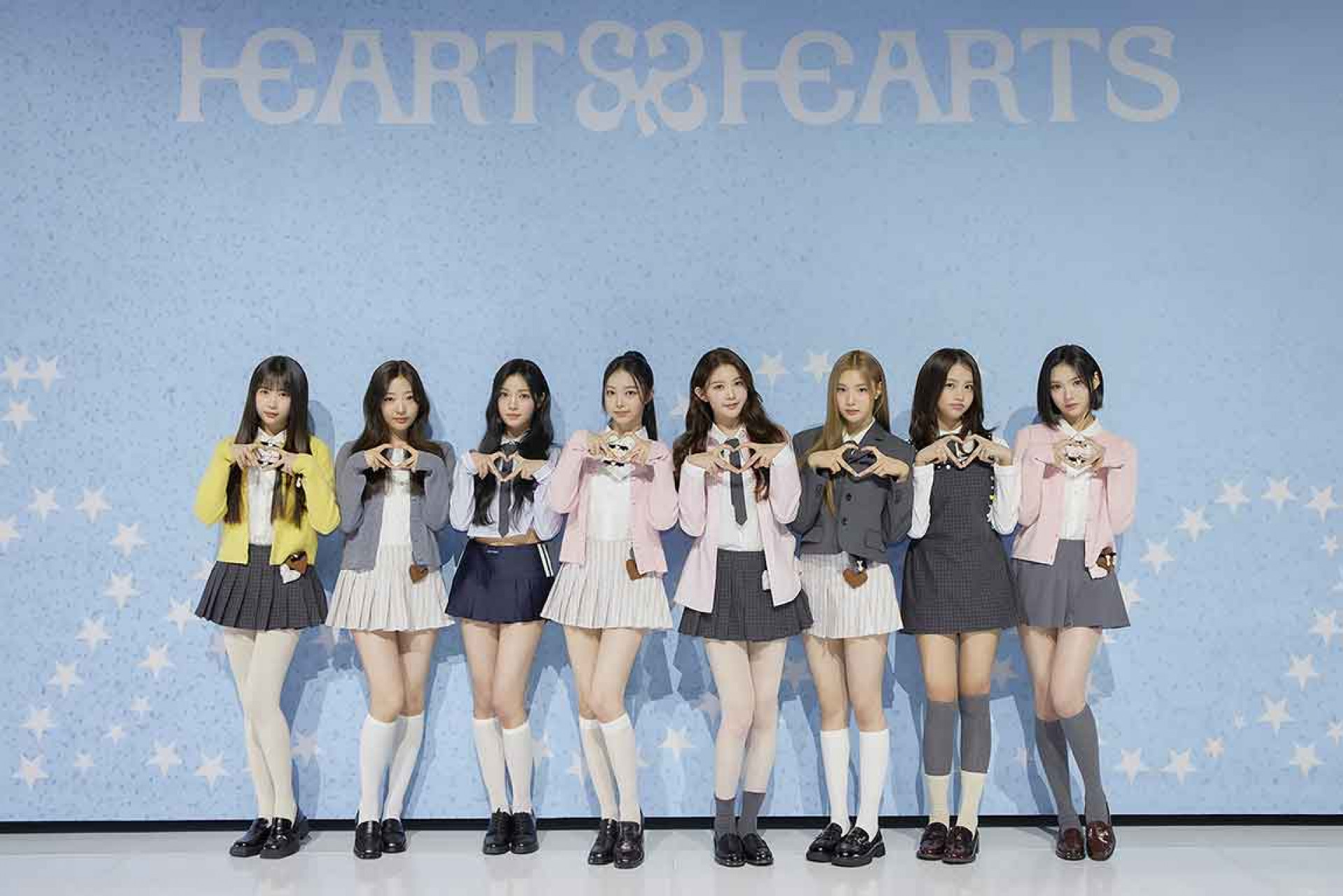成員由左至右為YE-ON、STELLA、YUHA、IAN、A-NA、JUUN、CARMEN、JIWOO