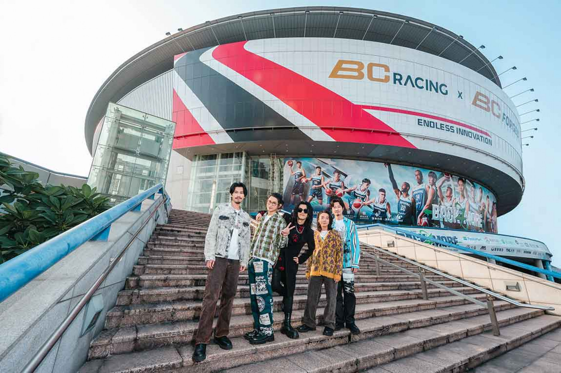 麋先生前往高雄巨蛋,提前感受場地氛圍,為演唱會暖身。(相信音樂提供)