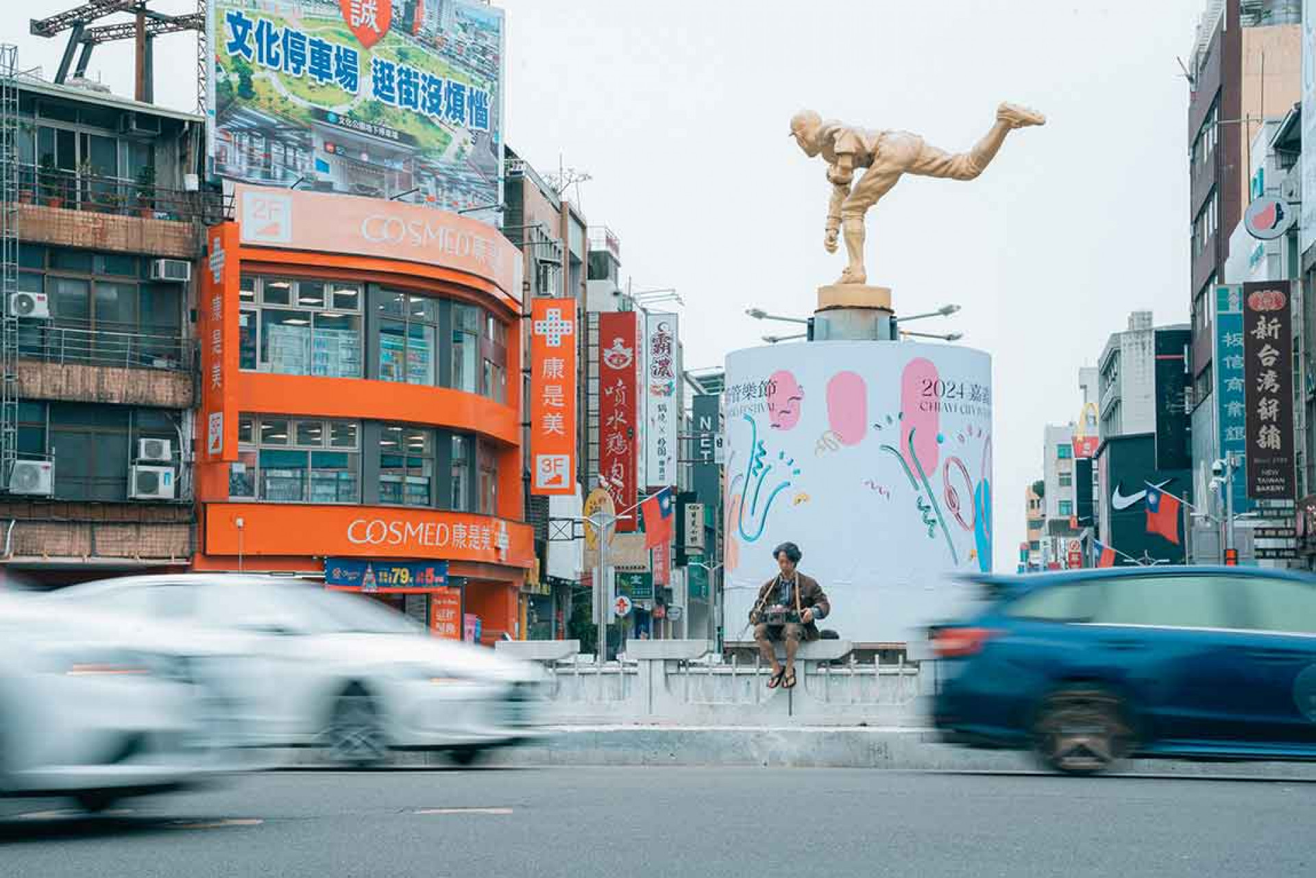 「羅漢三部曲」最終曲〈寫予你一條溫柔的歌〉MV在嘉義市熙來攘往的圓環取景。