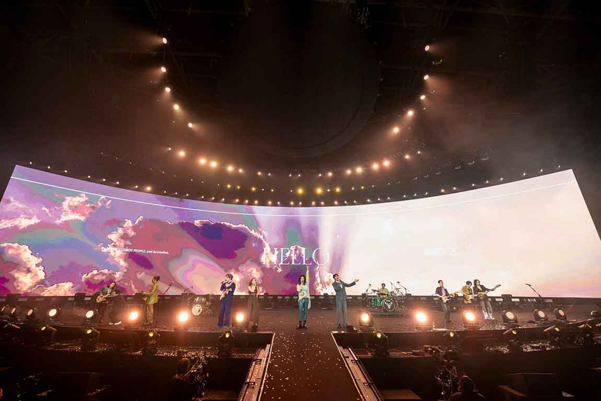 「三金樂團」麋先生、告五人、宇宙人震撼萬人觀眾,重現11人世紀大合體拋首顆巨型空爆彩蛋。(相信音樂提供)