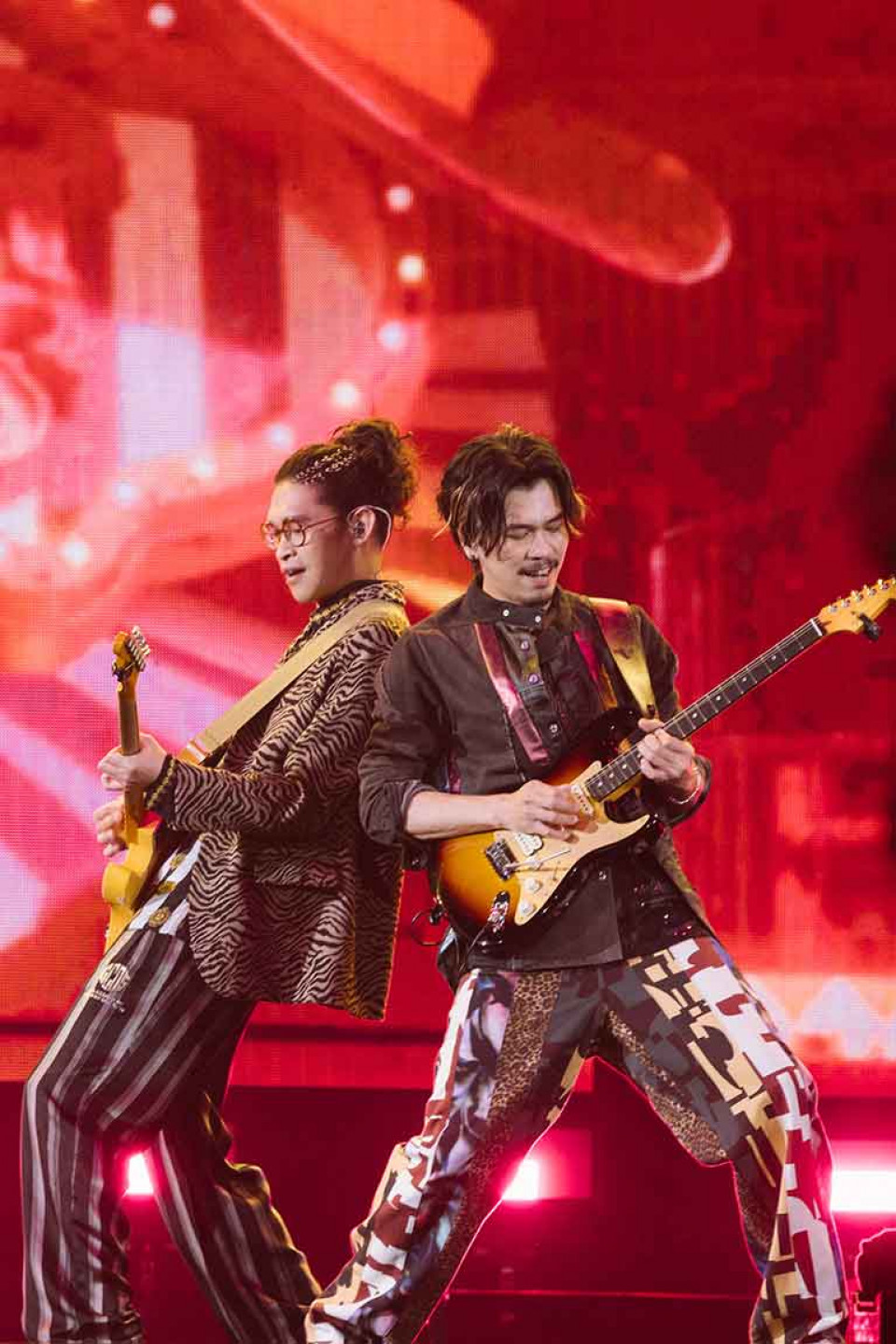 喆安、小B飆吉他。（相信音樂提供）