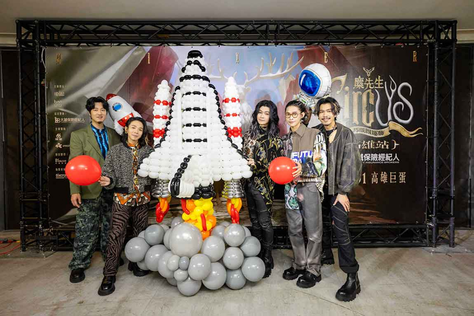 麋先生「一飛沖天」！乘「太空梭」氣球飛向世界。（相信音樂提供）