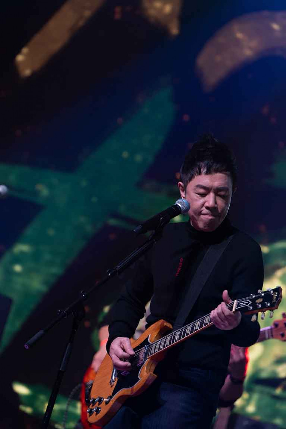 黃貫中經典作連發,以氣勢磅礡的吉他演奏登場