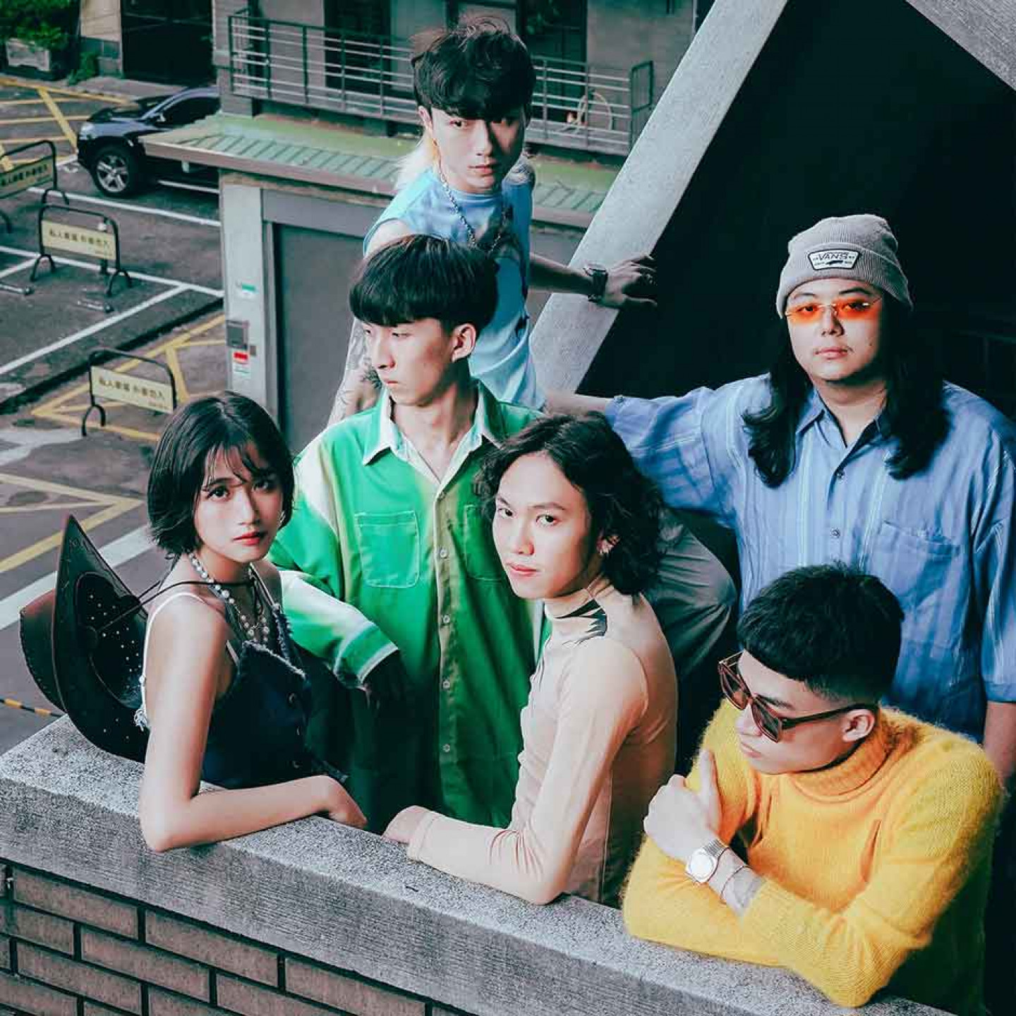 工口紳士宣傳照_上排 吉他手 忠翰_第二排左1 主唱夏蘿_第二排左2 貝斯手鵬宇_第二排右1上 鼓手Jacky_最下排右1 鍵盤手Bredy _ 最下排右2 吉他手 阿梅. jpg