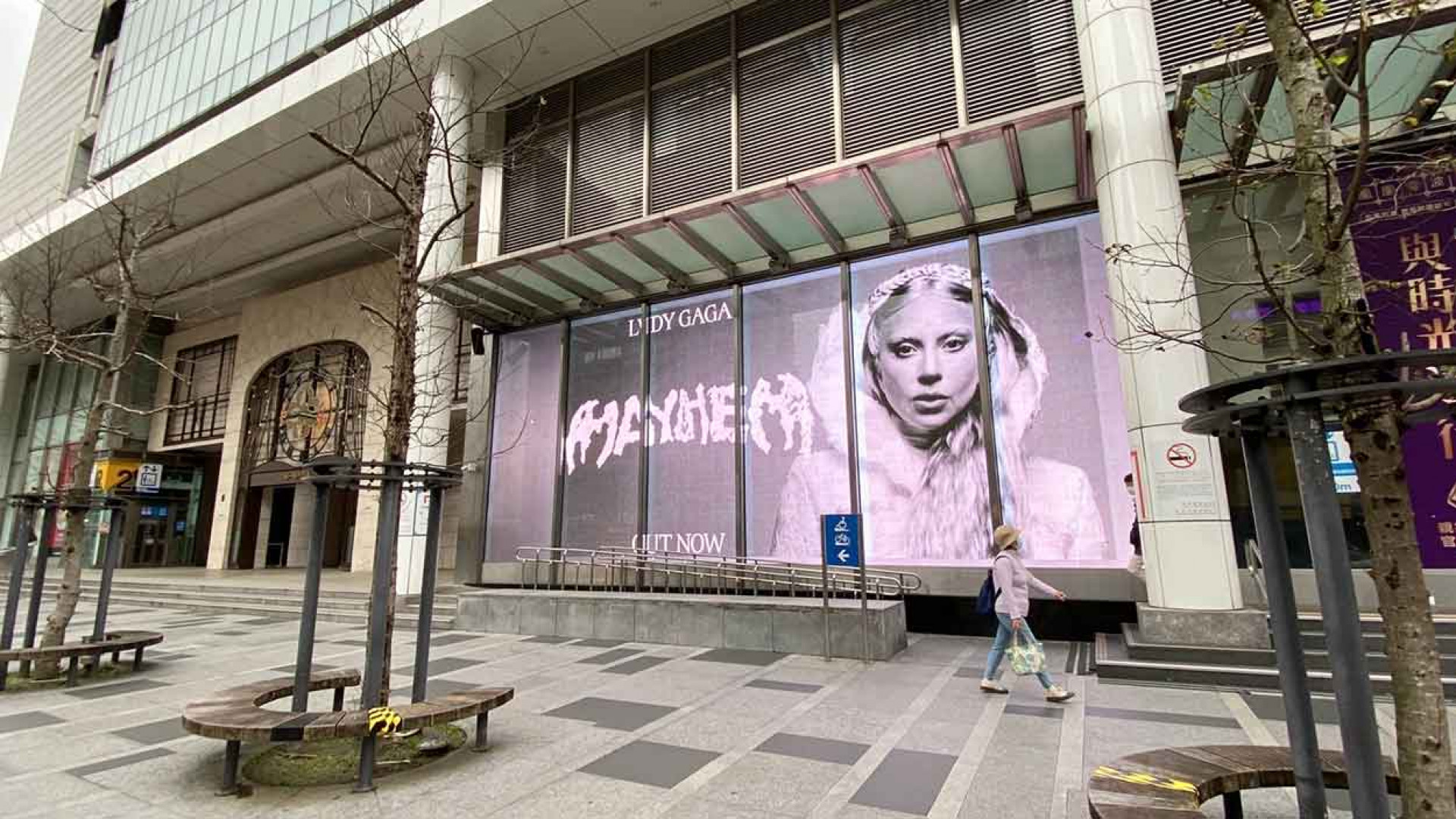 市府轉運站外的時代光牆