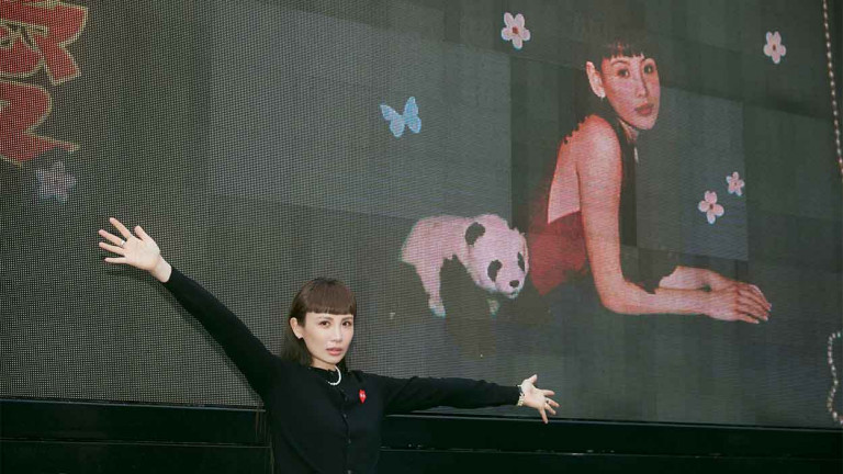 最棒的白色情人節禮物！魏如萱祭出「給你愛 萱傳車」滿載魏如萱巨幅美人影音