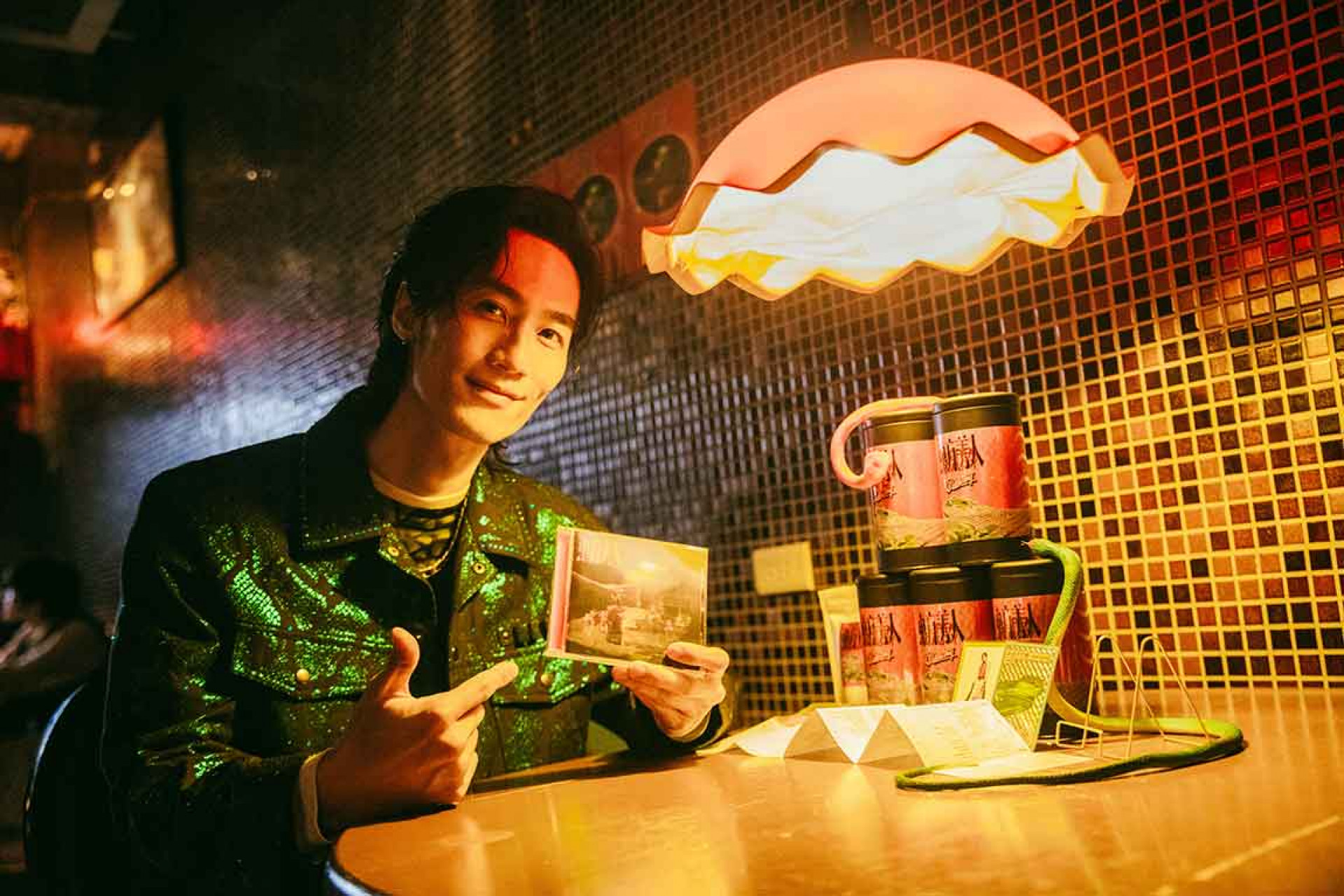 李英宏與《東方美人》實體專輯以及專為死忠歌迷準備的限量「東方美人茶罐」
