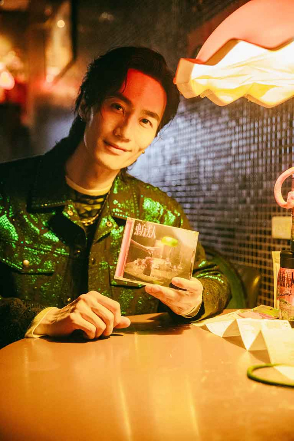 李英宏現場展示《東方美人》實體專輯