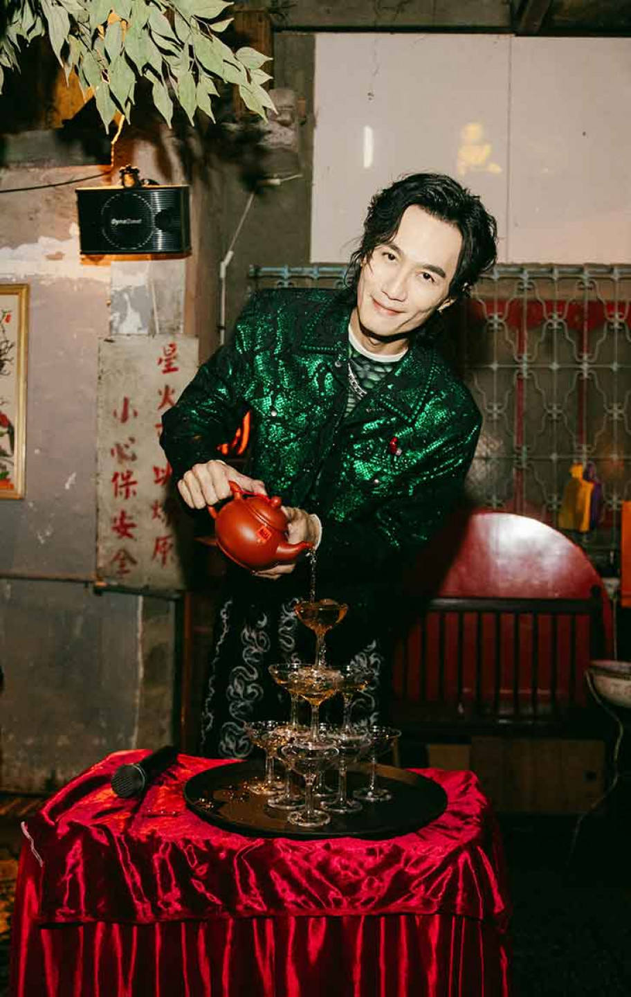 李英宏進行獨特的「茶湯塔」儀式,象徵專輯是「2025最香的一泡」