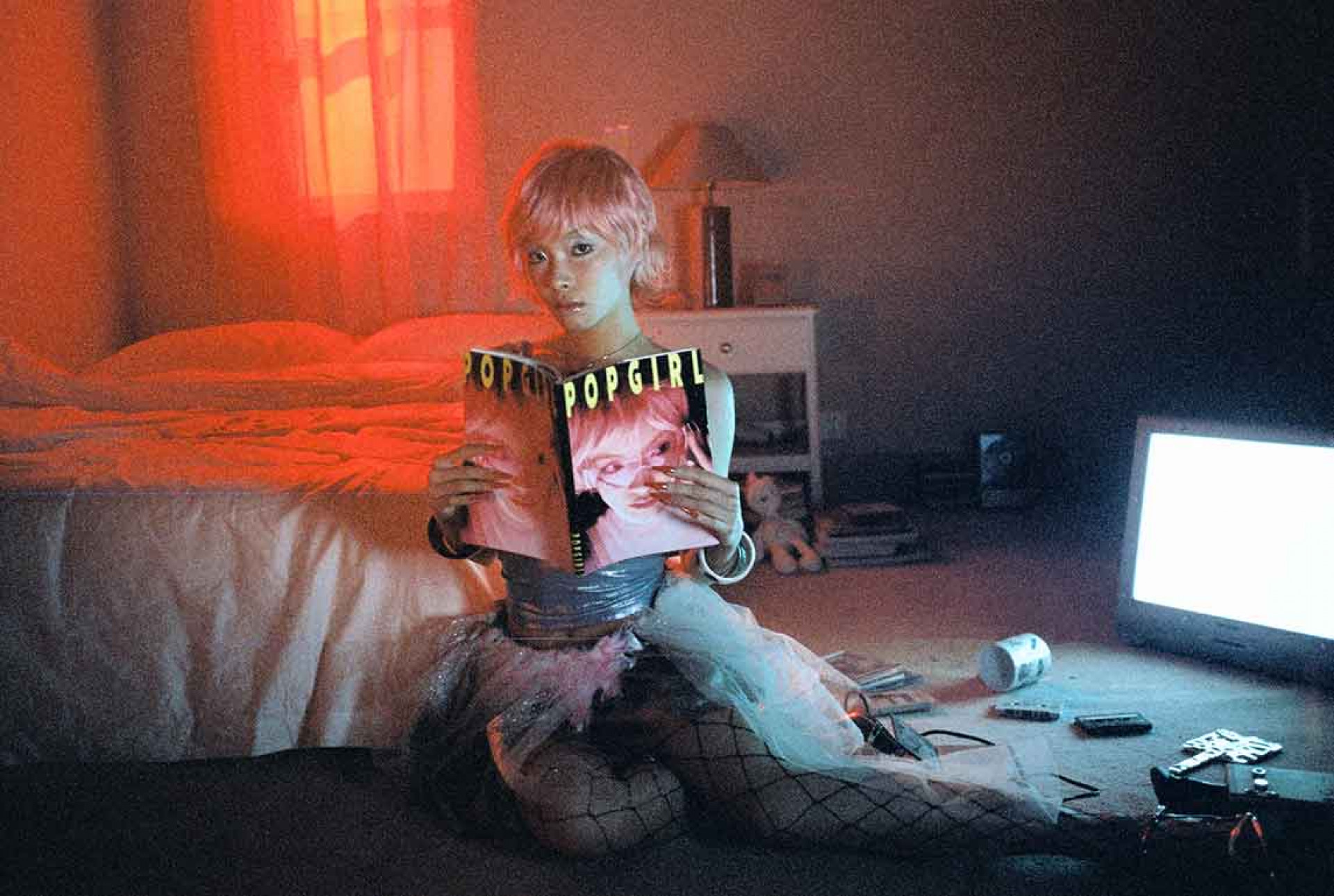 〈POP GIRL〉以靈巧 Y2K 風格捕捉焦慮環境下的自信時刻