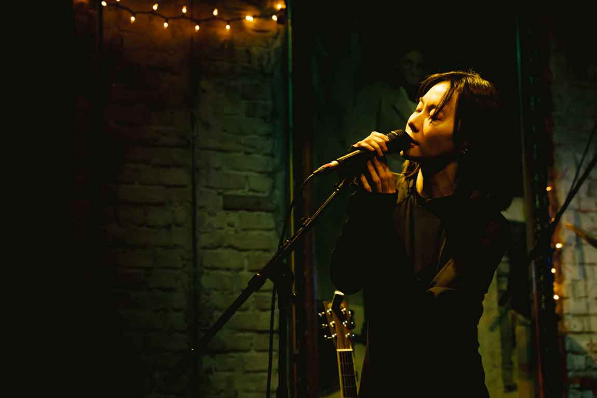 多次入選 SXSW、卻因疫情因素無法實體參演的鄭宜農也終於在今年首次登上 SXSW 舞台