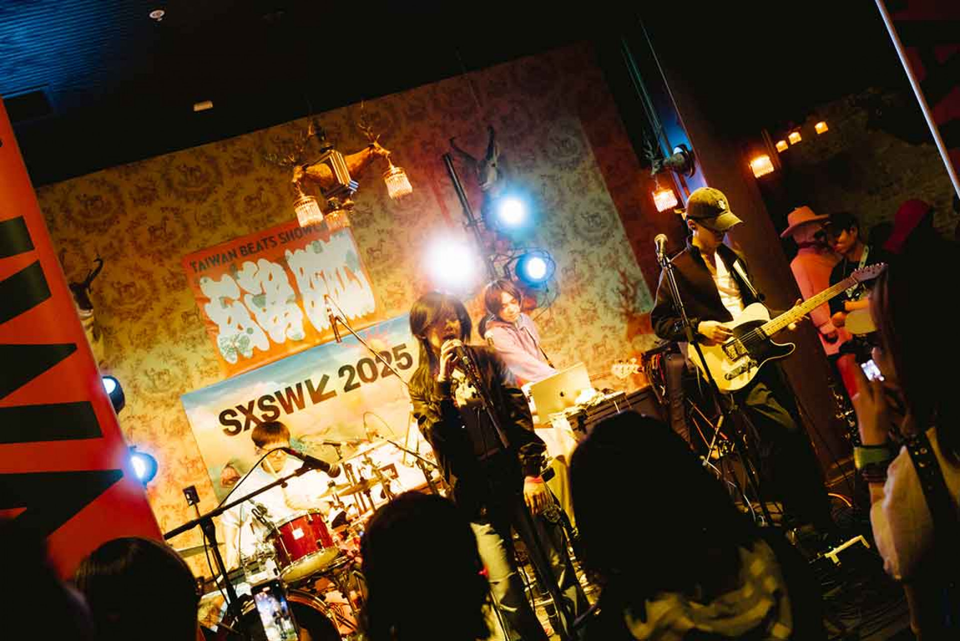 「怪物新人」Andr(左二)聯手我是機車少女鼓手仲林(左一)、貝斯手兼製作人韓立康(右二)、吉他手以哲(右一)的完整編制登台