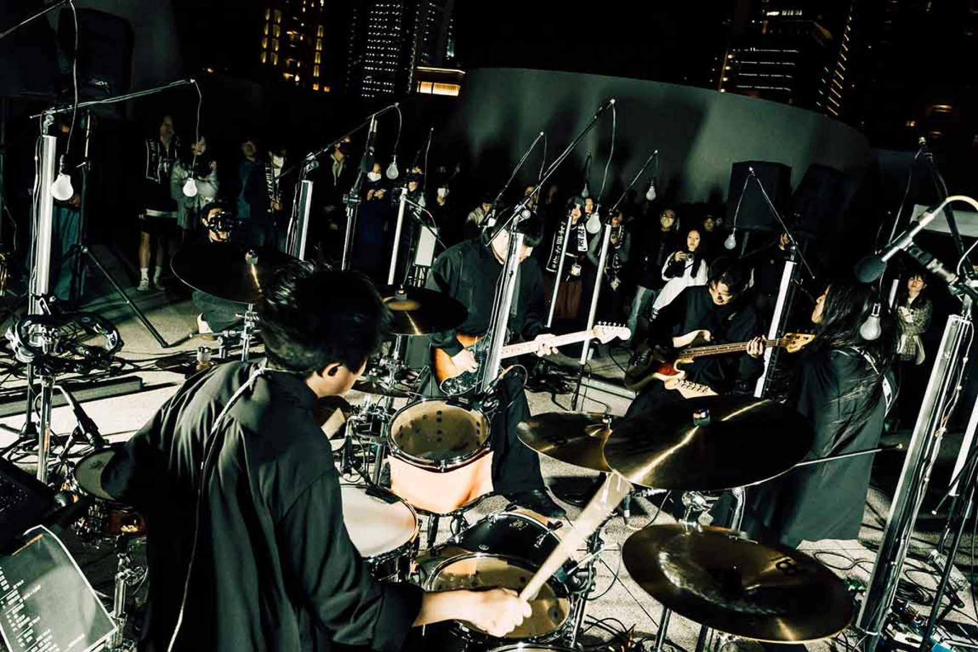 演唱會一路進行到日落天黑,感受不同時刻變化光景