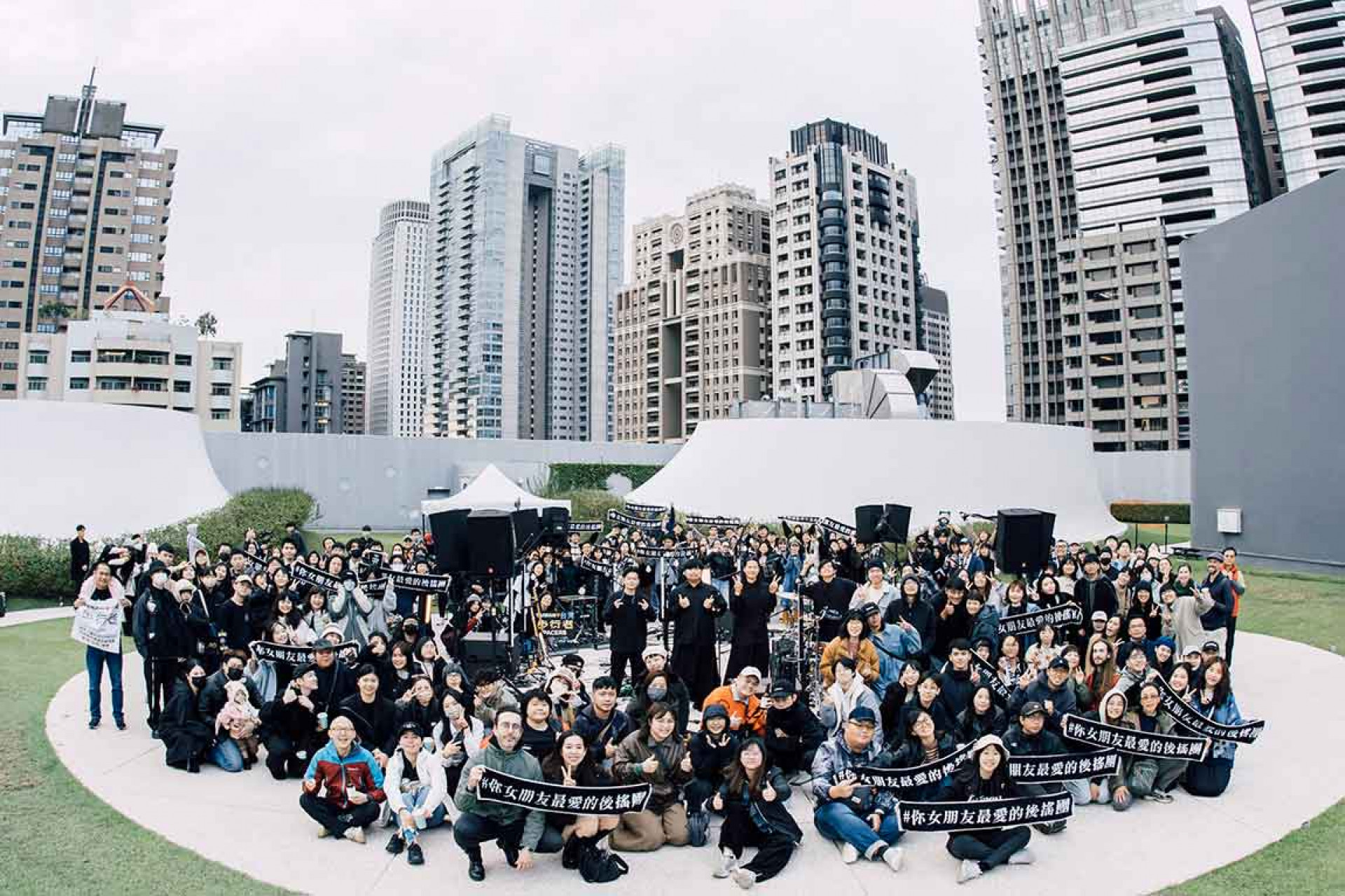 步行者在台中國家歌劇院空中花園舉辦演出