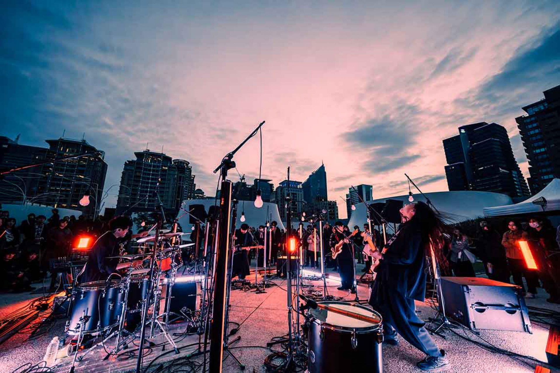 演出過程還迎接日落魔幻的一刻