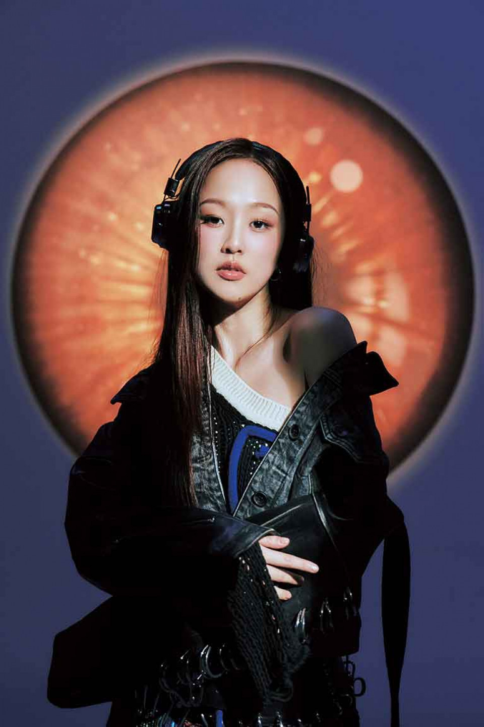 MV表現一次到位-沒有吃NG-見拍攝現場大型焦糖眼興奮不已-收工竟把道具扛回家