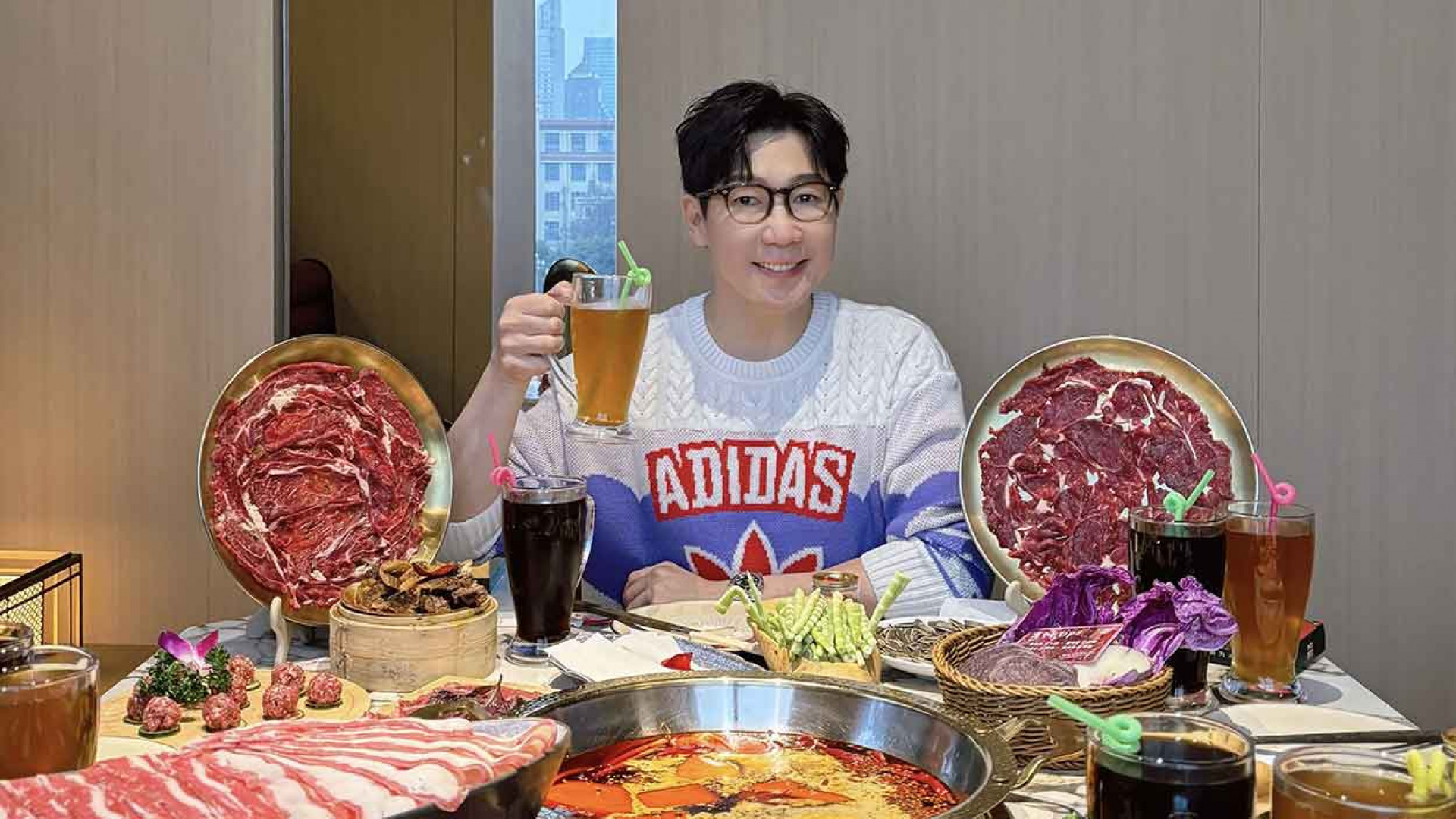 品冠日前到成都品嚐四川麻辣火鍋(照片提供:種子音樂)