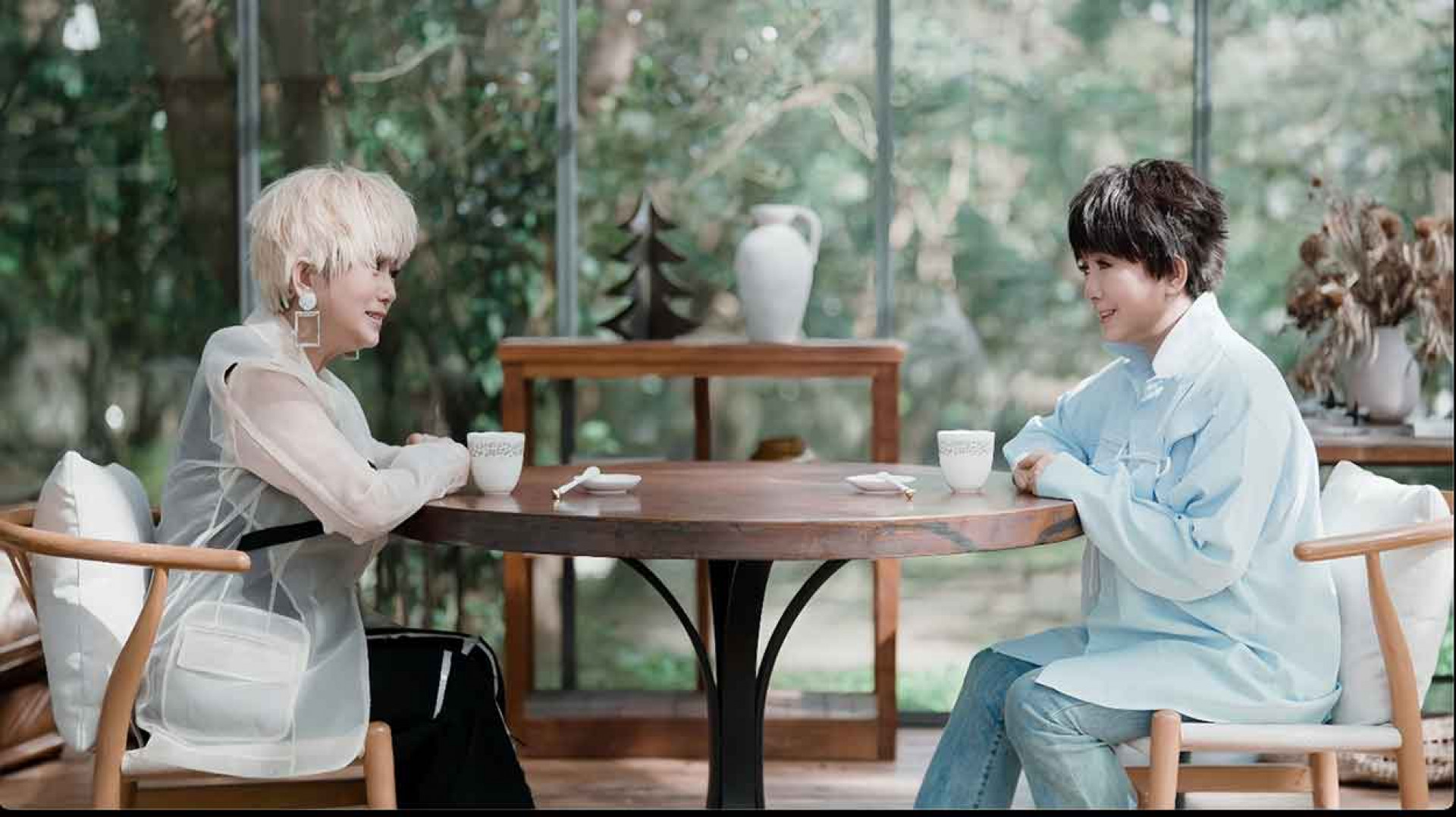 周思潔 〈不晚〉MV一人分飾兩角,對話過去的自己:謝謝你的勇敢