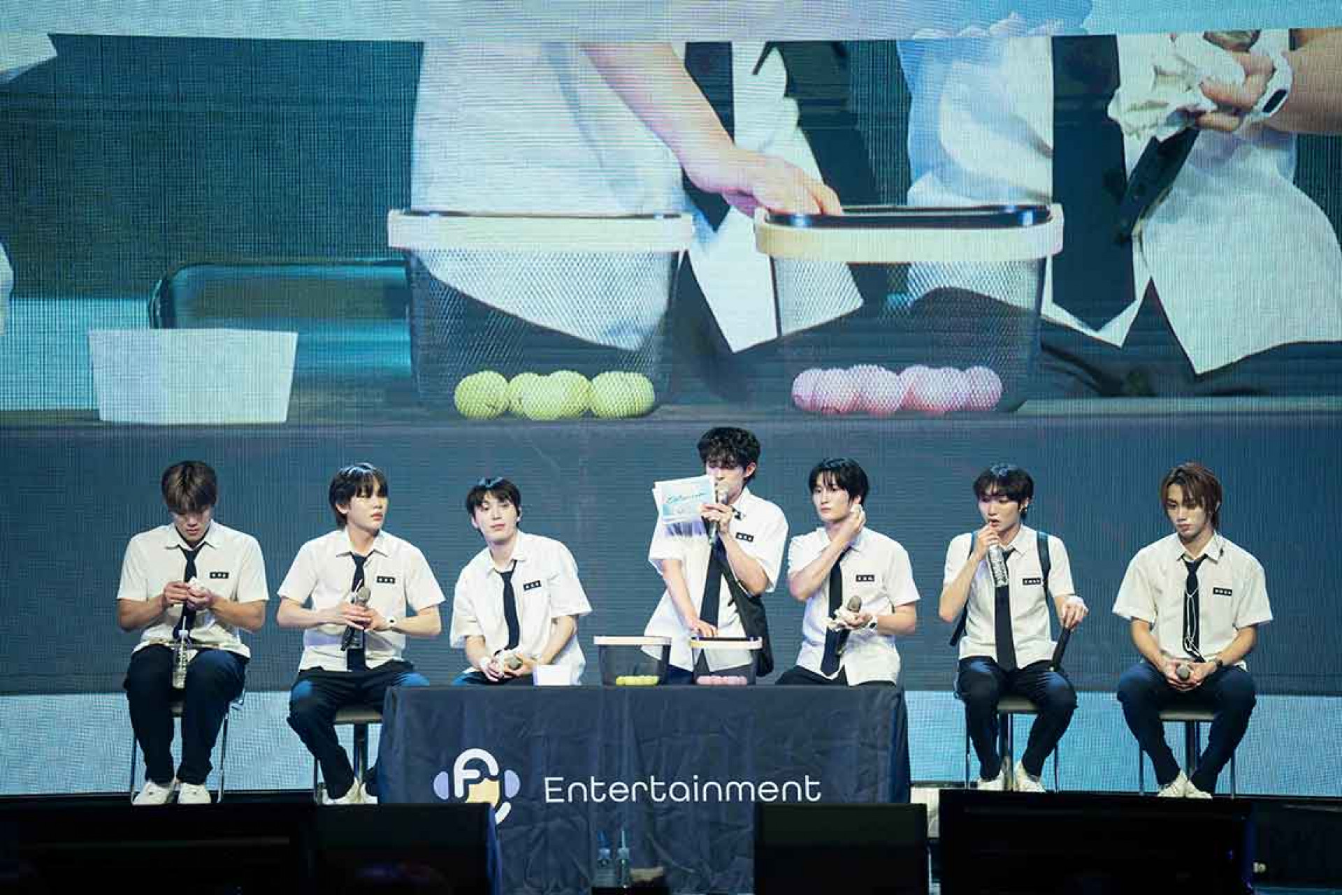 DKB玩計數器遊戲,GK(左2)意外慘敗用屁股寫字,團員調皮喊:『肯掐拿(沒關係)』用屁股寫字就好。