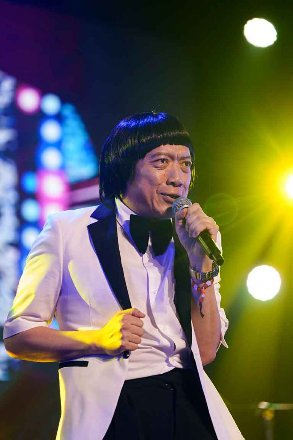 表演藝術家扮演豬哥亮粉墨登場