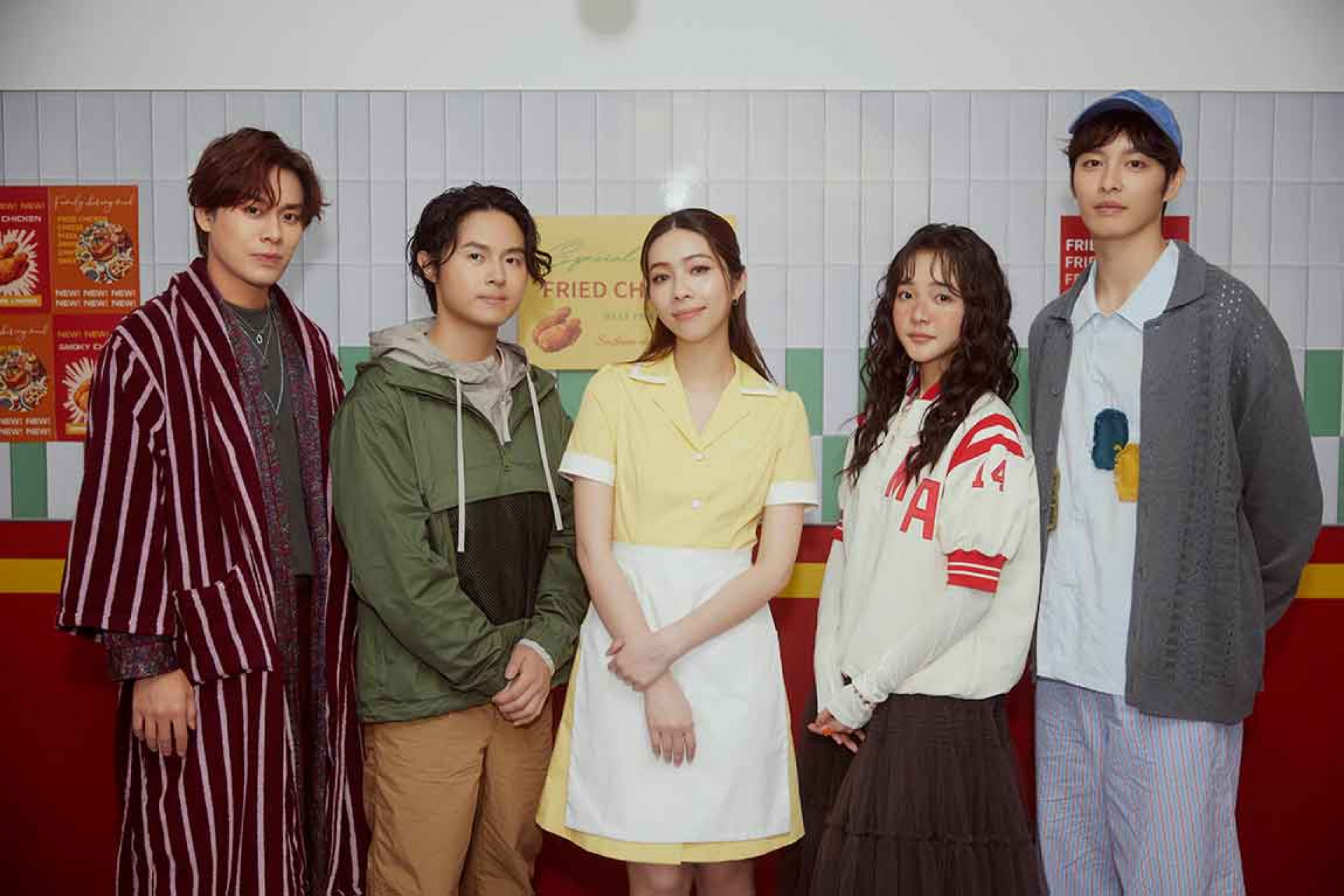 告五人推出〈我天生-有夢版〉,攜手導演殷振豪與曹佑寧、林廷憶打造奇幻吸血人鬼MV。(相信音樂提供)