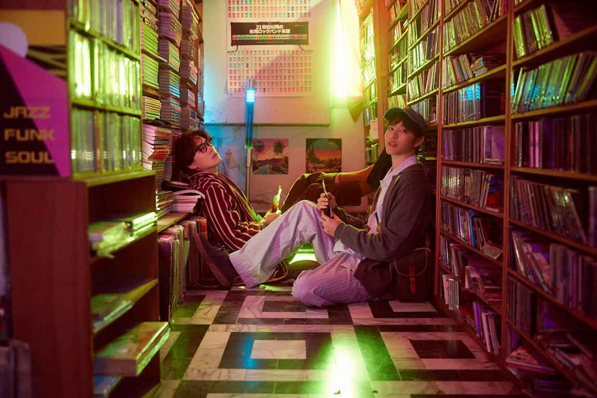 告五人獻演技MV處女作,雲安化身神秘吸血鬼老闆。(相信音樂提供)