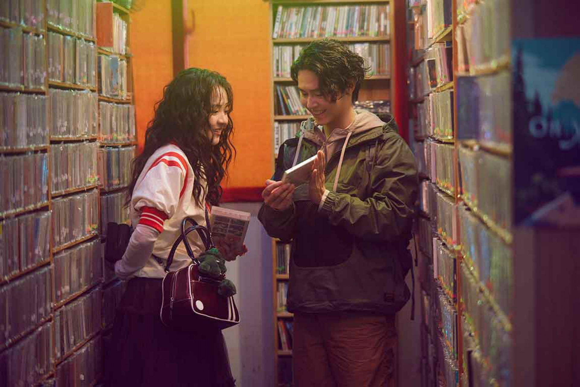 告五人獻演技MV處女作，「戲劇前輩」哲謙展現暖男魅力。（相信音樂提供）