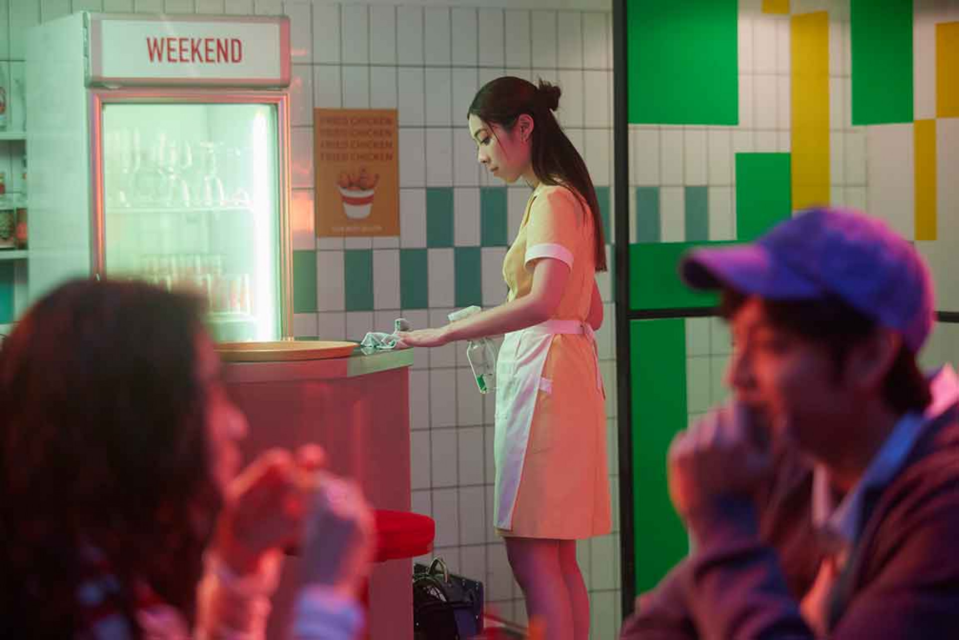 告五人獻演技MV處女作,犬青演技大爆發。(相信音樂提供)