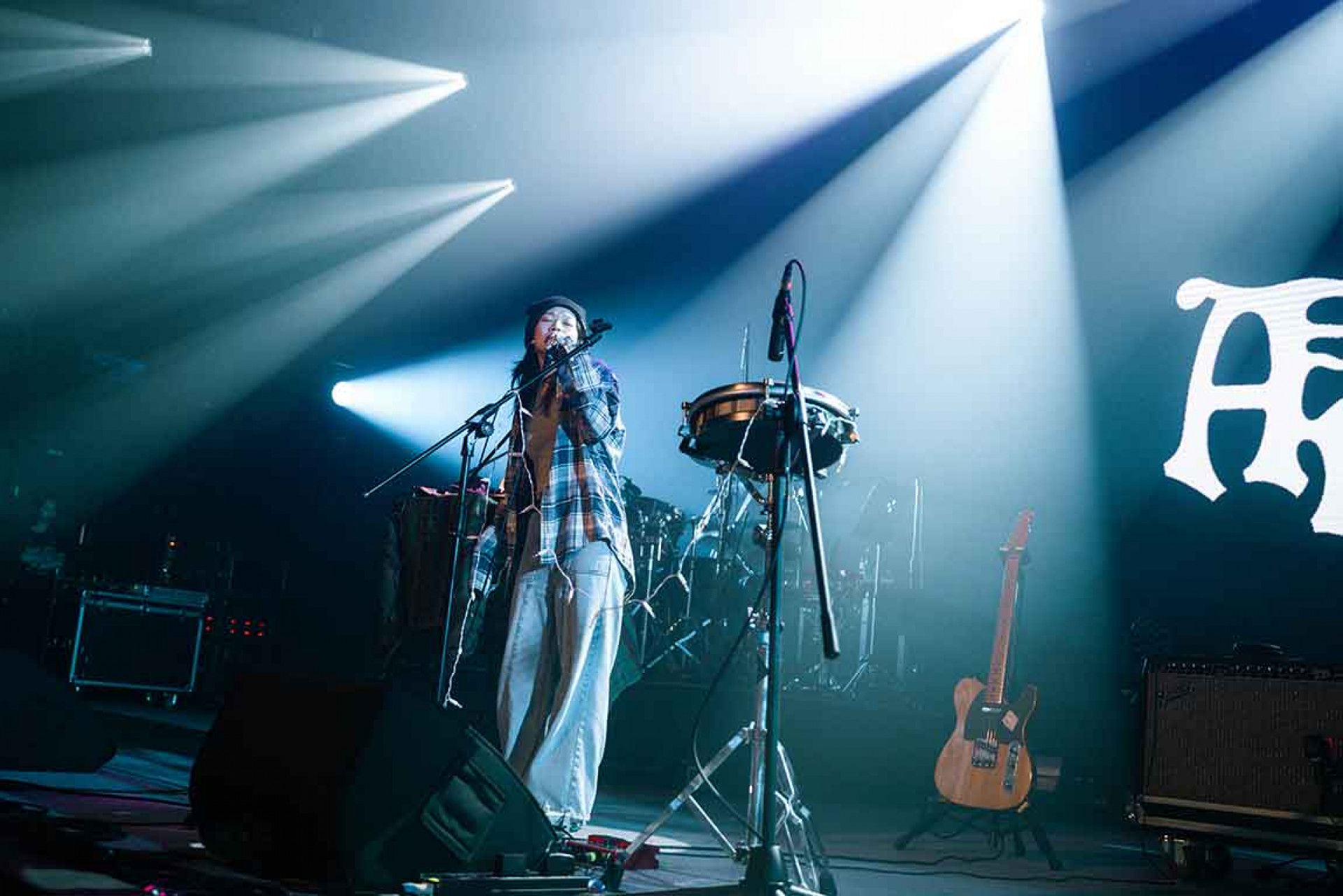 Andr首次個人登上大港開唱擠滿海波浪舞台 現場隊伍大排長龍 眾多樂迷擠不進場內