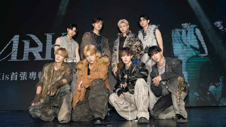 「最Pro男團」ARKis 首張專輯記者會 男團前輩黃偉晉送「這一物」提振能量 為ARKis加油打氣！