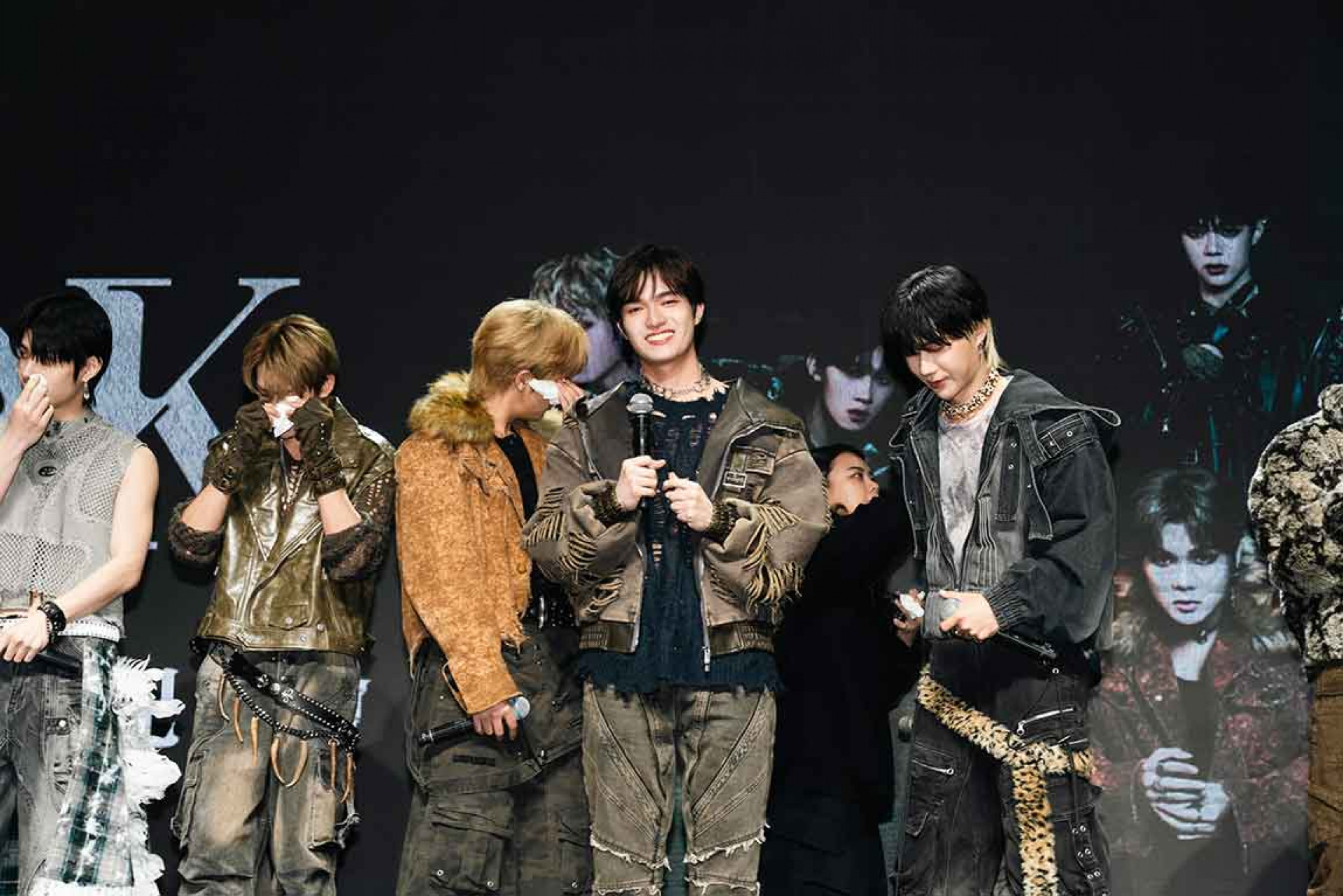 ARKis忙衝刺演藝事業,許久未見家人看到家人錄影片打氣,全員眼淚失守