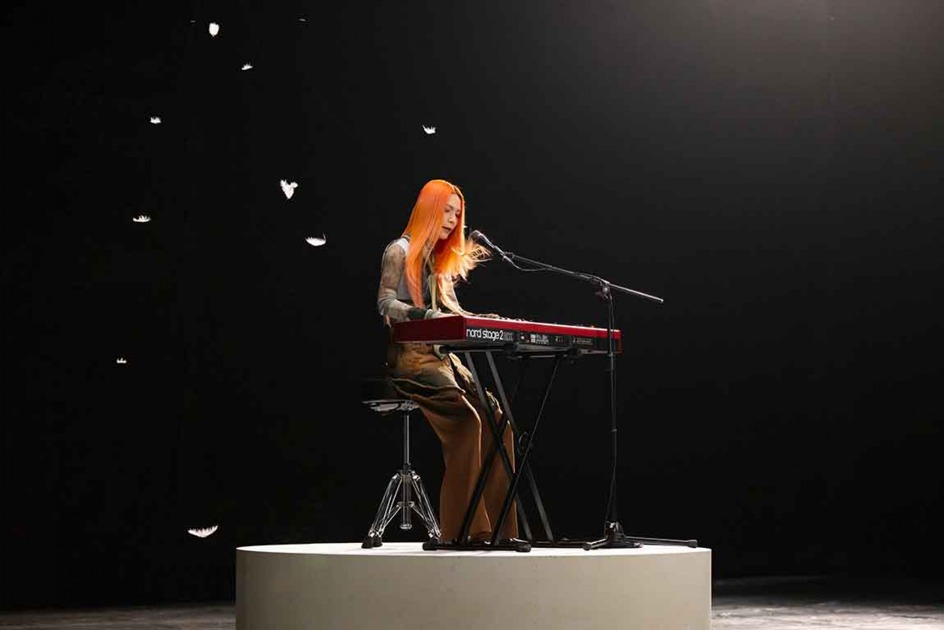 惠婷帥氣彈奏樂器,並隨舞台旋轉。(相信音樂提供)