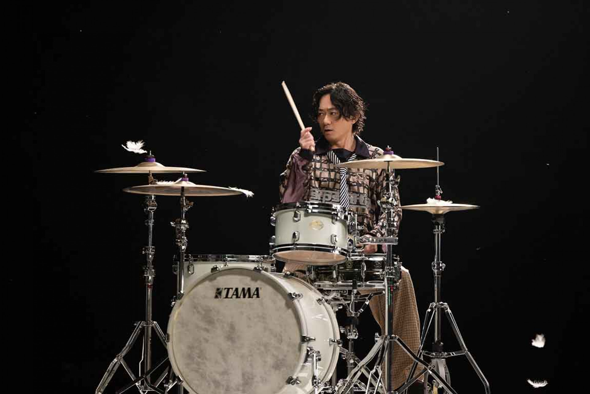 前源在羽毛飄落的浪漫美感中打鼓。(相信音樂提供)