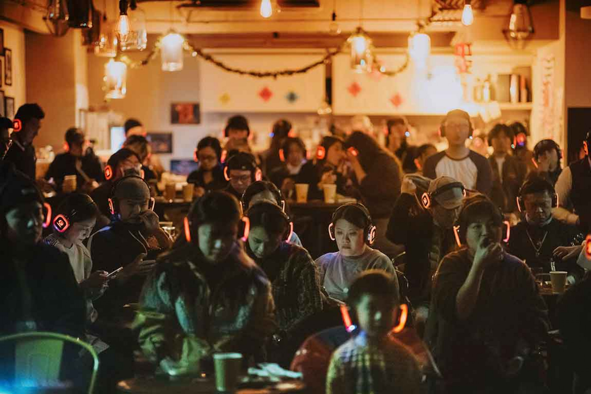 「無聲派對」戴耳機進入自我對話的夢境。(相信音樂提供)