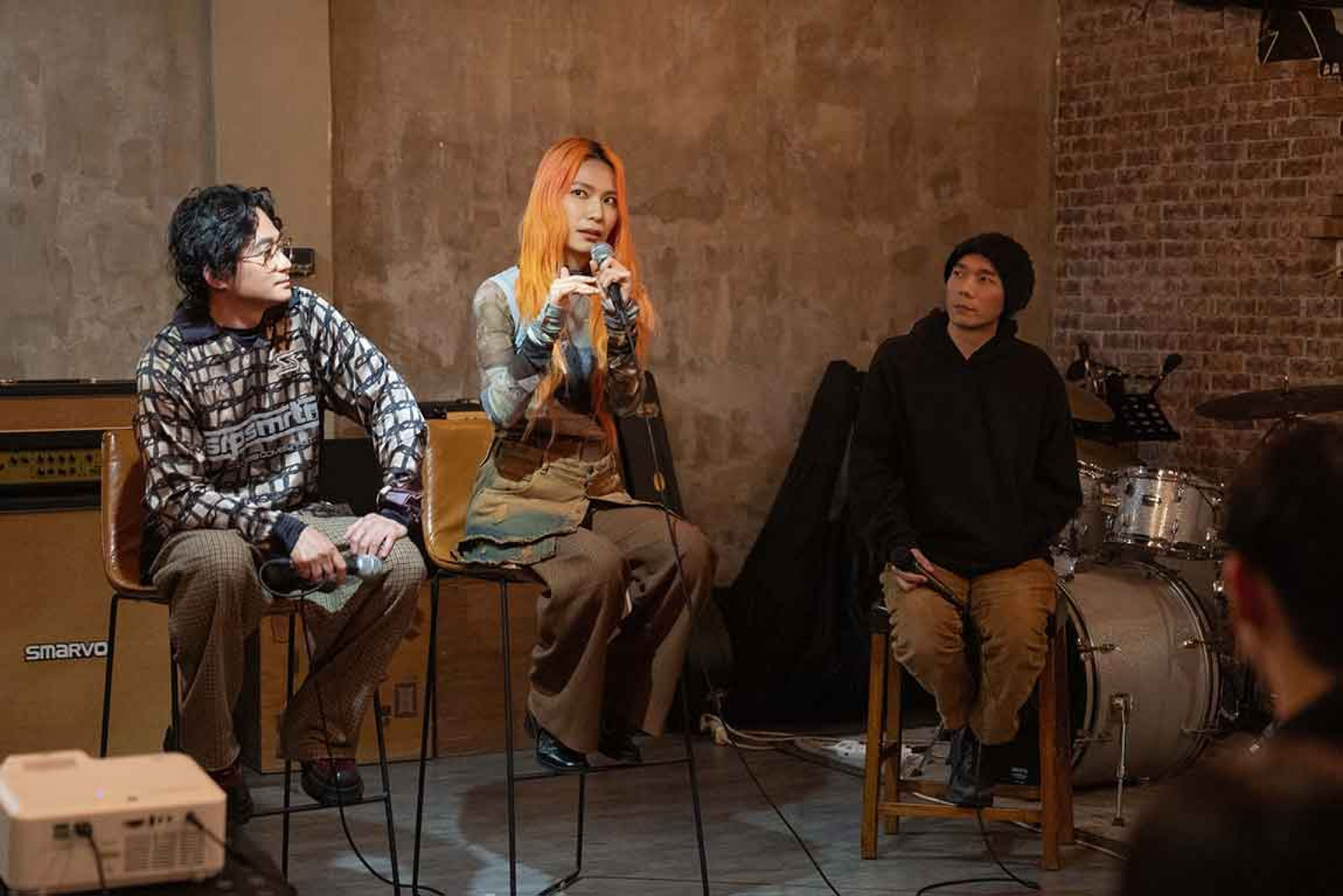 Tizzy Bac 與三金製作人盧律銘與歌迷分享專輯。(相信音樂提供)